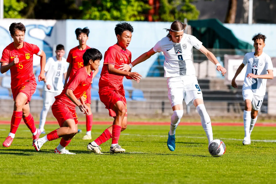 开云登录入口地址-U15国足1-2欧洲队 海外拉练首战惜败 国脚弟弟造点 2天后战意大利